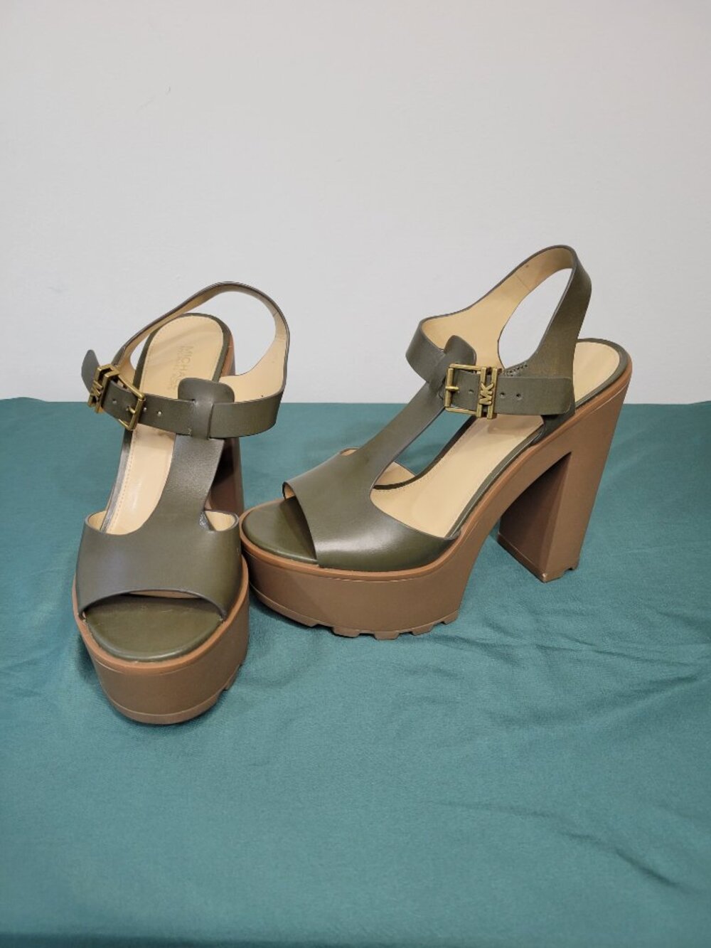 MICHAEL KORS OLIVE LEATHER PLATFORM HEELS 8.5 LIKE NEW - Picture 10 of 11